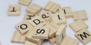 Scrabble-Buchstaben liegen auf einem Haufen – ein Sinnbild für Keywords.