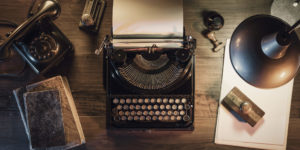 Eine alte Schreibmaschine steht auf einem Tisch – ein Sinnbild für das Schreiben für Social-Media-Texte.