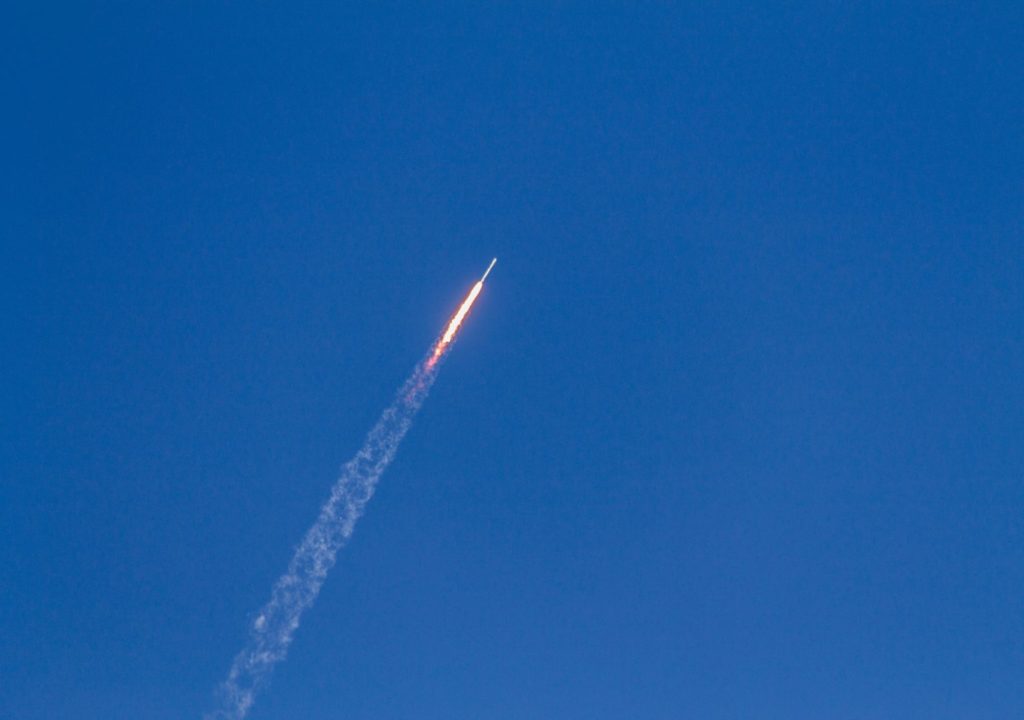 Eine Rakete von der SpaceX Station fliegt durch den Himmel.