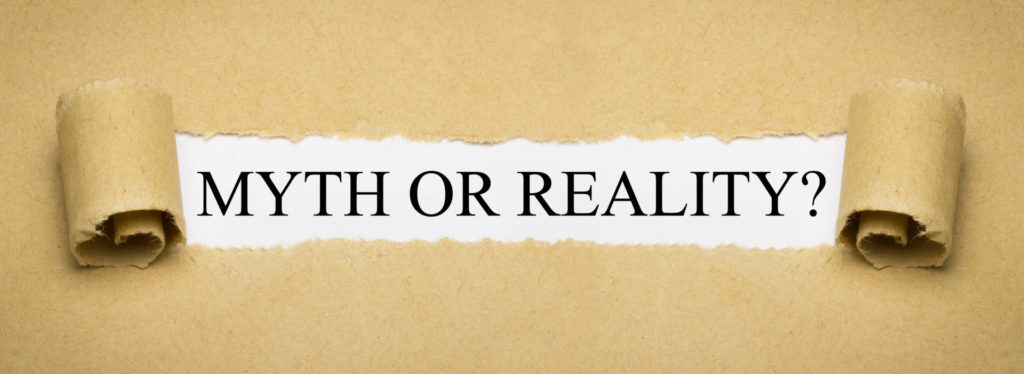 Ein zerrissenes Papier offenbart die Schrift „MYTH OR REALITY?“ – ein Sinnbild für SEO-Mythen.
