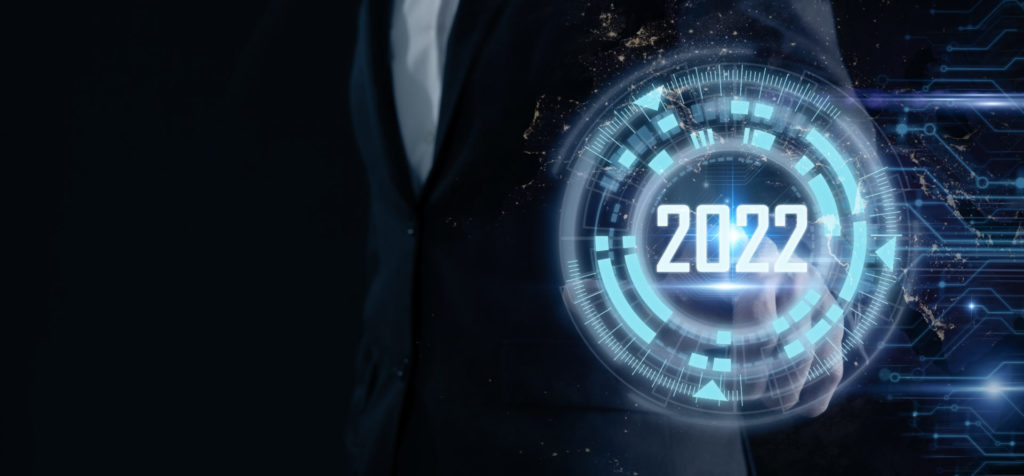 Ein Geschäftsmann drückt auf einen animierten Knopf, auf dem 2022 steht. Ein Sinnbild für die Marketing-Trends des neuen Jahres. 