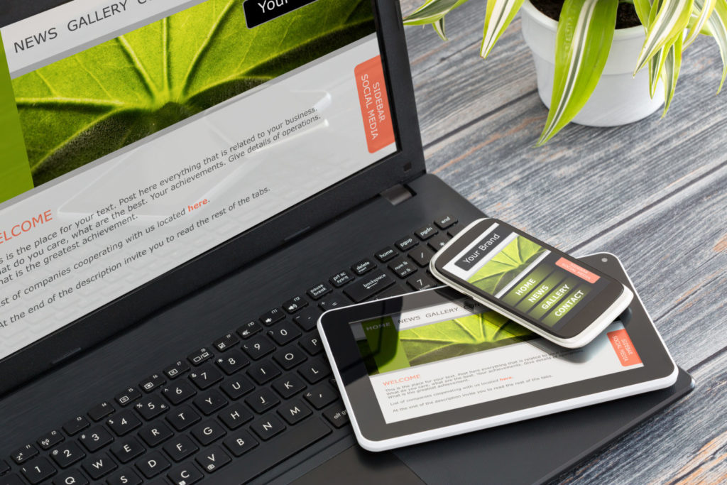 Website-Content, dargestellt auf einem Laptop, einem Tablet und einem Smartphone.