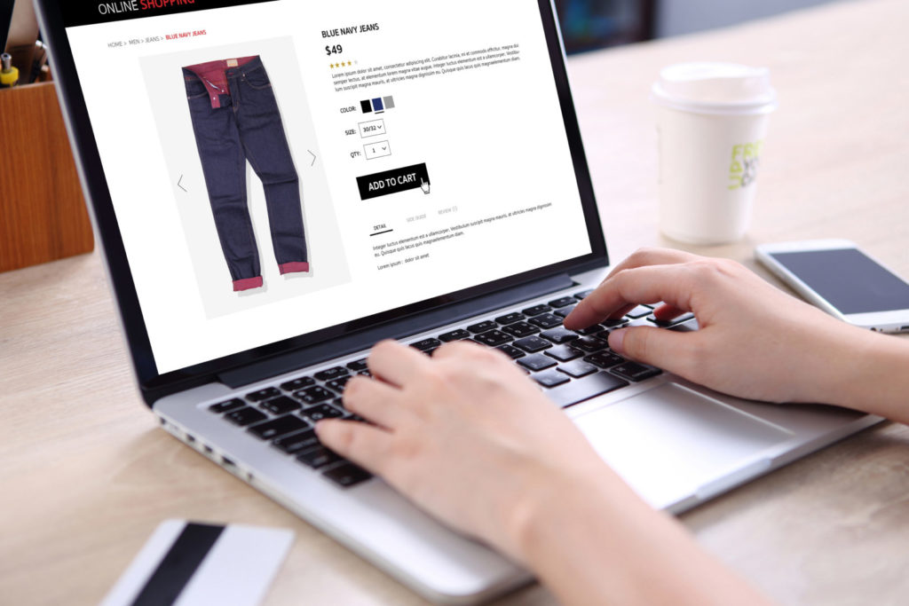 Eine E-Commerce-Managerin prüft ihren Online-Shop nach Update auf Shopware 6.