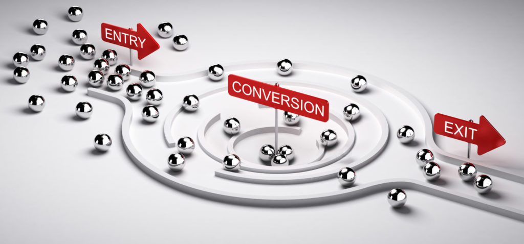 Ein Sales-Funnel wird mit Murmeln dargestellt, ein Sinnbild für die Conversion-Optimierung. 